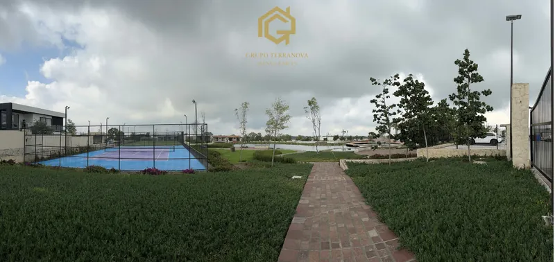 Cancha de tenis, andador y áreas verdes de La Valenciana, León